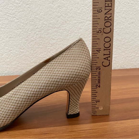 Vintage SALVATORE FERRAGAMO Nude Beige Micro Waffle Suede Heel Pumps Size 6 AAAA - Picture 11 of 15